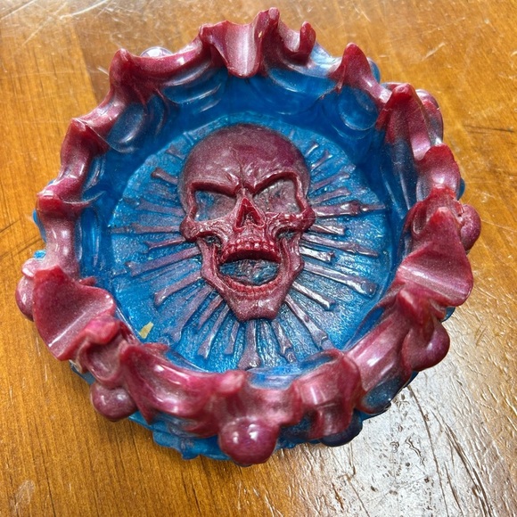 Resin skull ashtray 5” by 2” - edges decorated with skull heads- fun piece -new - Picture 5 of 7